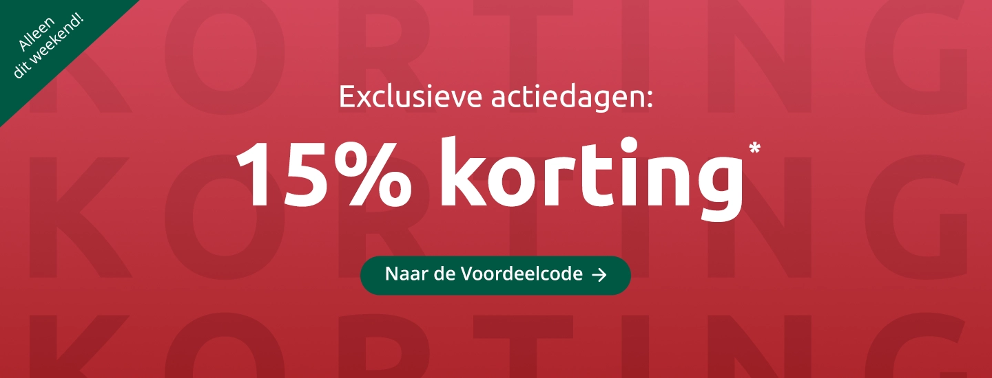 Rode achtergrond met grote letters “KORTING”. Tekst in het midden: “Exclusieve actiedagen: 15% korting*”. Tekst in de hoek “Alleen dit weekend”. Groene knop: “Naar de voordeelcode”.