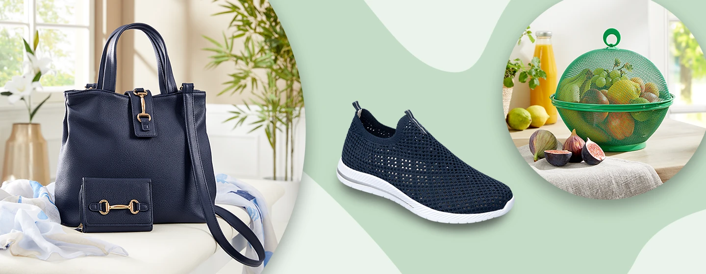 Marineblaue Handtasche mit kleinem Portemonnaie, schwarzen Slippern und einer Netz-Lebensmittelabdeckung mit Früchten, dargestellt auf hellgrünem Hintergrund.
