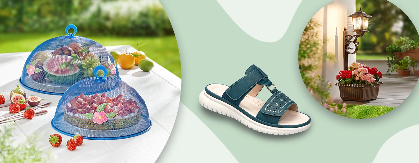 Frisches Obst unter Netzkuppeln, ein Paar Sandalen mit offener Spitze und eine Laterne mit Blumen auf einer Terrasse im Hintergrund.