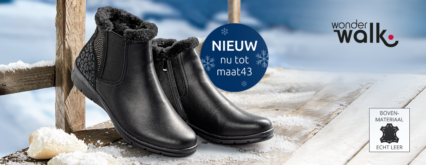 Schwarze, mit Fell gefütterte Winter-Stiefeletten auf einer verschneiten Holzfläche mit „Wonderwalk“-Logo und Leder-Materialetikett. Erhältlich bis Größe 43.