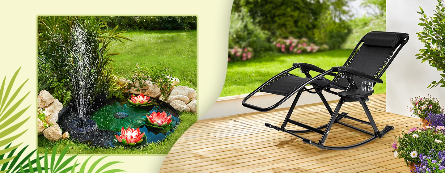 Terrasse im Freien mit einem schwarzen Liegestuhl auf einem Holzsteg, mit Blick auf einen Garten mit einem kleinen Teich und einem Springbrunnen, umgeben von Blumen.