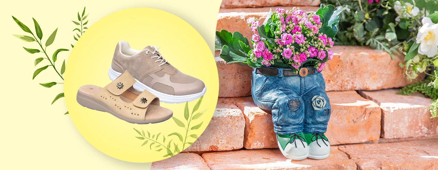Beigefarbene Sneaker und Sandalen auf gelbem Hintergrund mit Blättern; daneben ein Pflanzkübel in Form einer Jeans mit rosa Blumen auf Steinstufen.