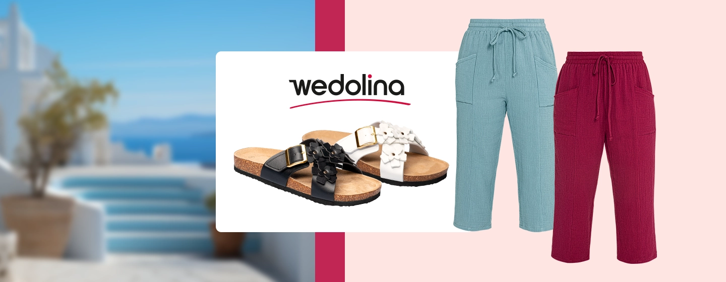 Zwei Paar schwarze und weiße Sandalen sowie eine blaugrüne und rote Hose mit Kordelzug und „Wedolina“-Logo vor der Kulisse einer griechischen Küstenlandschaft.