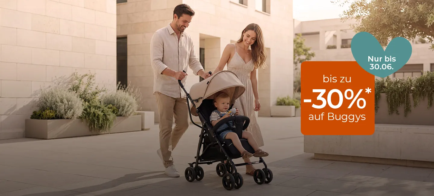 Ein lächelndes Paar geht mit einem Kleinkind im Kinderwagen spazieren. Text: „bis zu -30% auf Buggys“ und „Nur bis 30.06.“