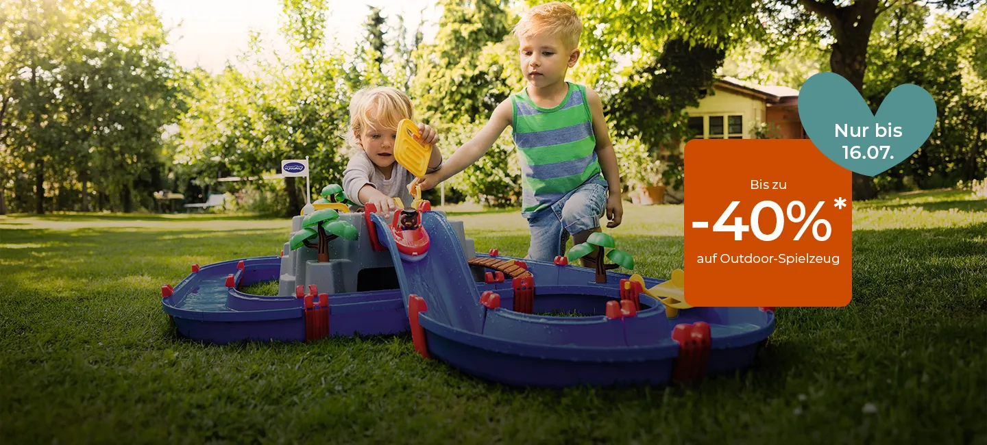 Zwei Kinder spielen mit einem Wasserspielzeug auf einer Rasenfläche. Ein orangefarbenes Rabattschild verkündet „-40 %“ für Outdoor-Spielzeug bis zum 16. Juli.