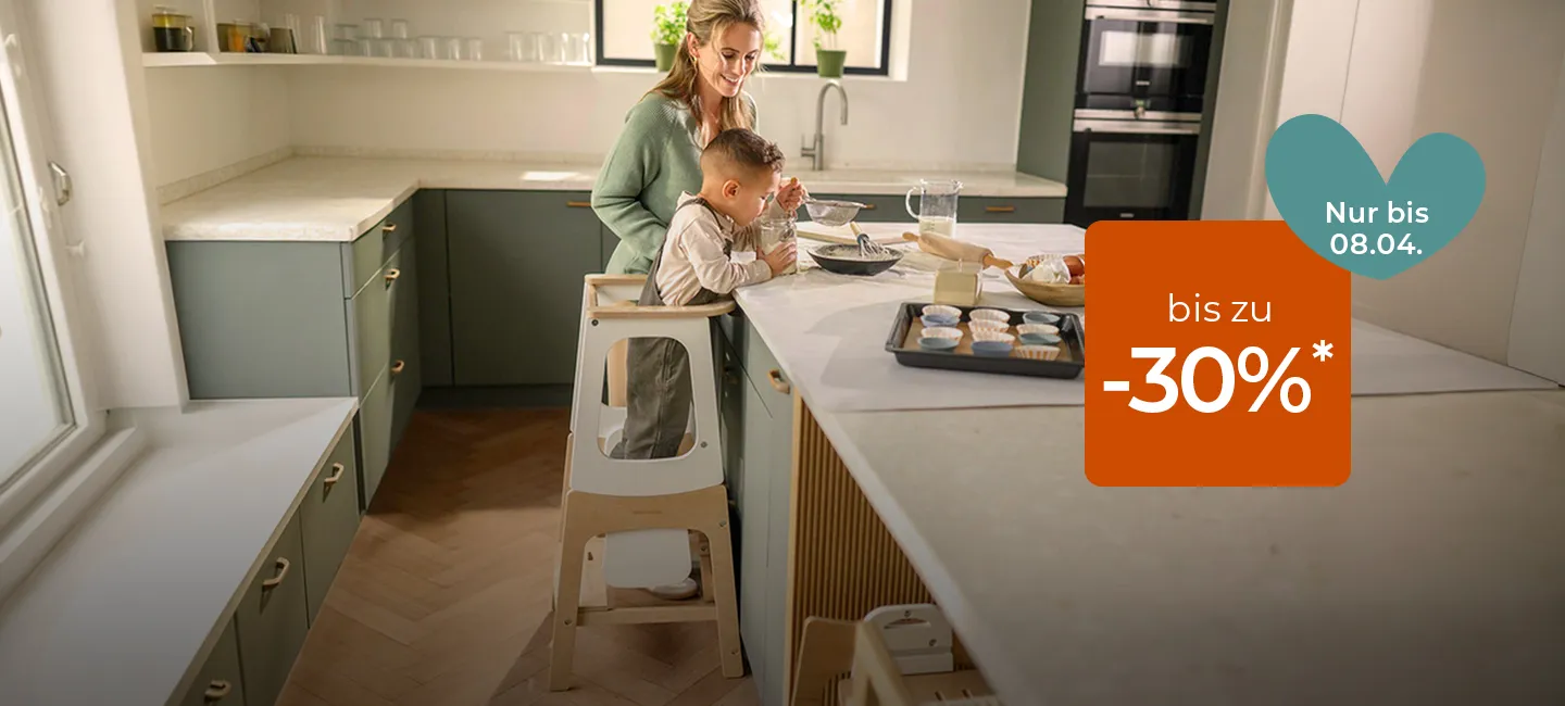 Mutter und Kind backen in einer Küche, daneben ein Rabattschild in deutscher Sprache, das bis zum 8. April bis zu 30 % Rabatt anbietet.