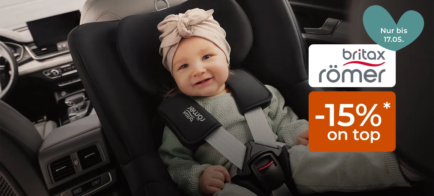 Ein Baby sitzt in einem Kindersitz, trägt ein Stirnband mit Schleife und lächelt. Auf dem Bild sind das „Britax Römer“-Logo sowie ein Angebot für 15 % Rabatt zu sehen.