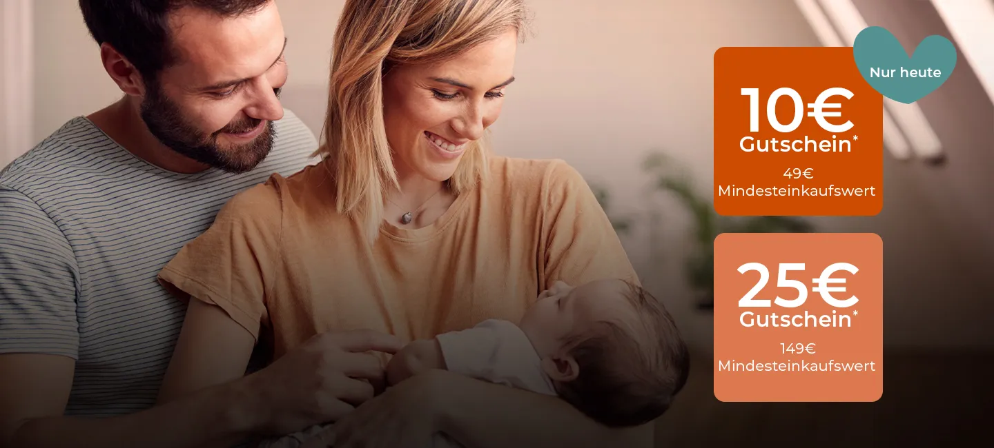 Ein Paar hält liebevoll ein Baby im Arm. Es werden zwei Rabattangebote angezeigt: 10 € für Einkäufe über 49 € und 25 € für Einkäufe über 149 €.