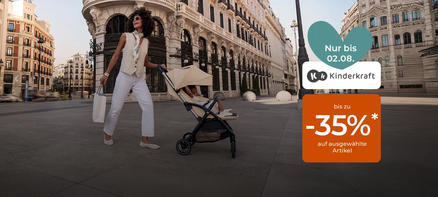 Eine Frau schiebt einen Kinderwagen durch die Stadt und hält Einkaufstüten in der Hand. Über ihr prangt ein Werbeschild von Kinderkraft, das Rabatte von bis zu 35 % auf ausgewählte Artikel verspricht.