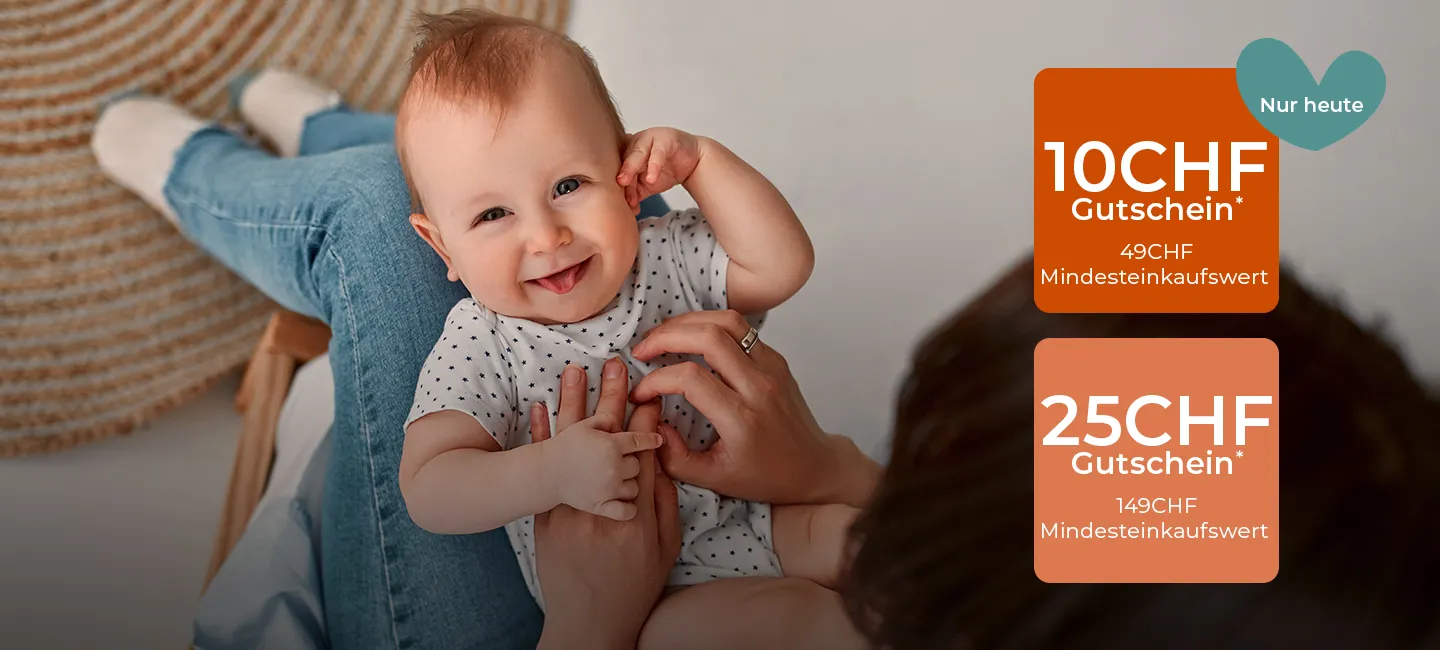 Ein lächelndes Baby wird von einem Erwachsenen gehalten; auf orangefarbenem Hintergrund sind Gutscheine im Wert von 10 CHF (49CHF Mindesteinkaufswert) und 25 CHF (149CHF Mindesteinkaufswert) abgebildet.