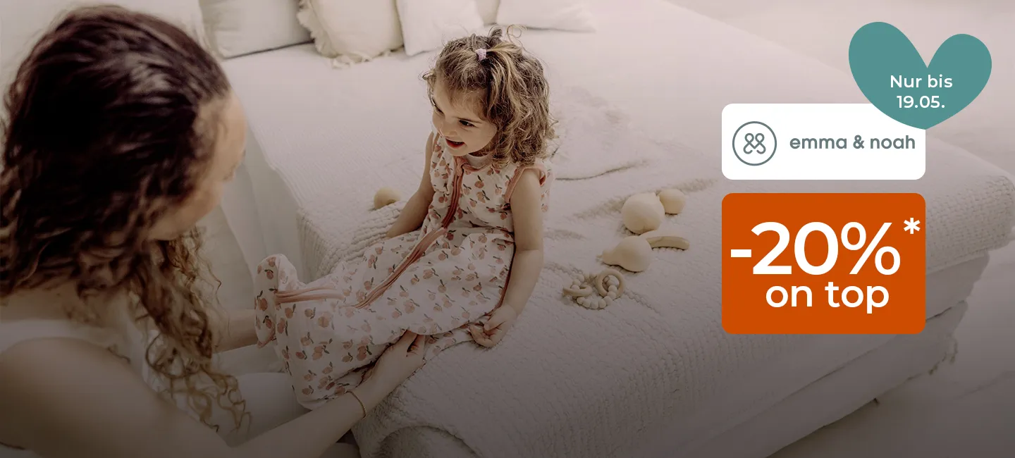 Mutter und Tochter auf einem Bett, in der oberen rechten Ecke befindet sich eine Anzeige für 20% Rabatt für "emma & noah" bis zum 19. Mai.