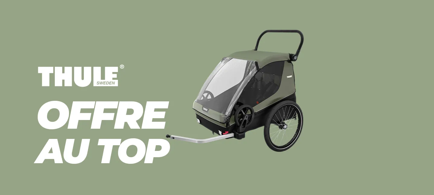 Remorque à vélo Thule verte présentée comme « offre au top», avec deux roues, un guidon et une housse transparente, sur fond vert.