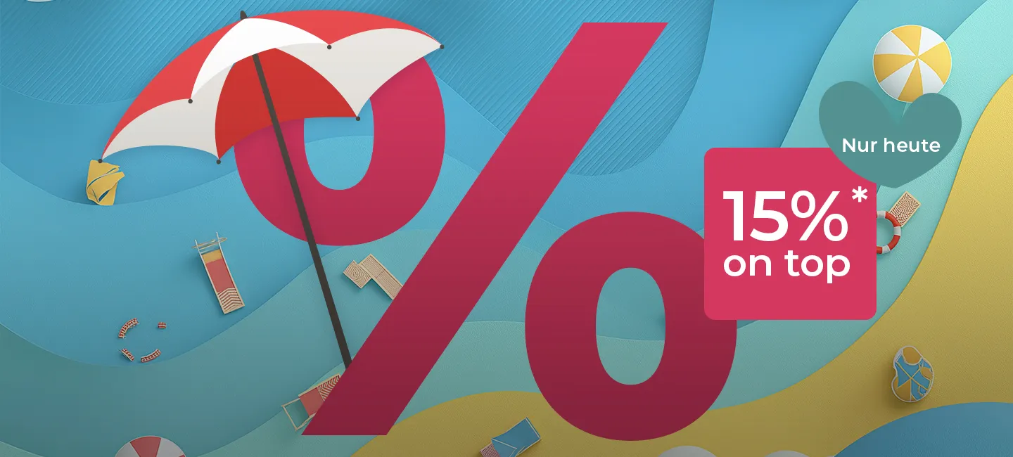 Ein großes Prozentzeichen mit einem rot-weißen Regenschirm, dem Text „15% oben“ und Strandmotiven auf wellenförmigem blau-gelbem Hintergrund.