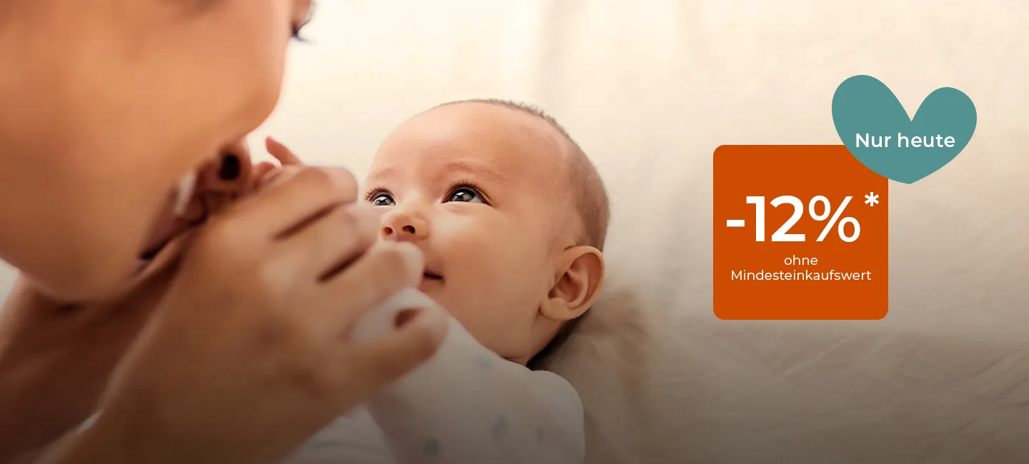 Ein lächelndes Baby blickt zu einem Erwachsenen auf. Daneben steht ein Text mit einem herzförmigen Schriftzug und dem Aufdruck „Nur heute“, der 12 % Rabatt anbietet.
