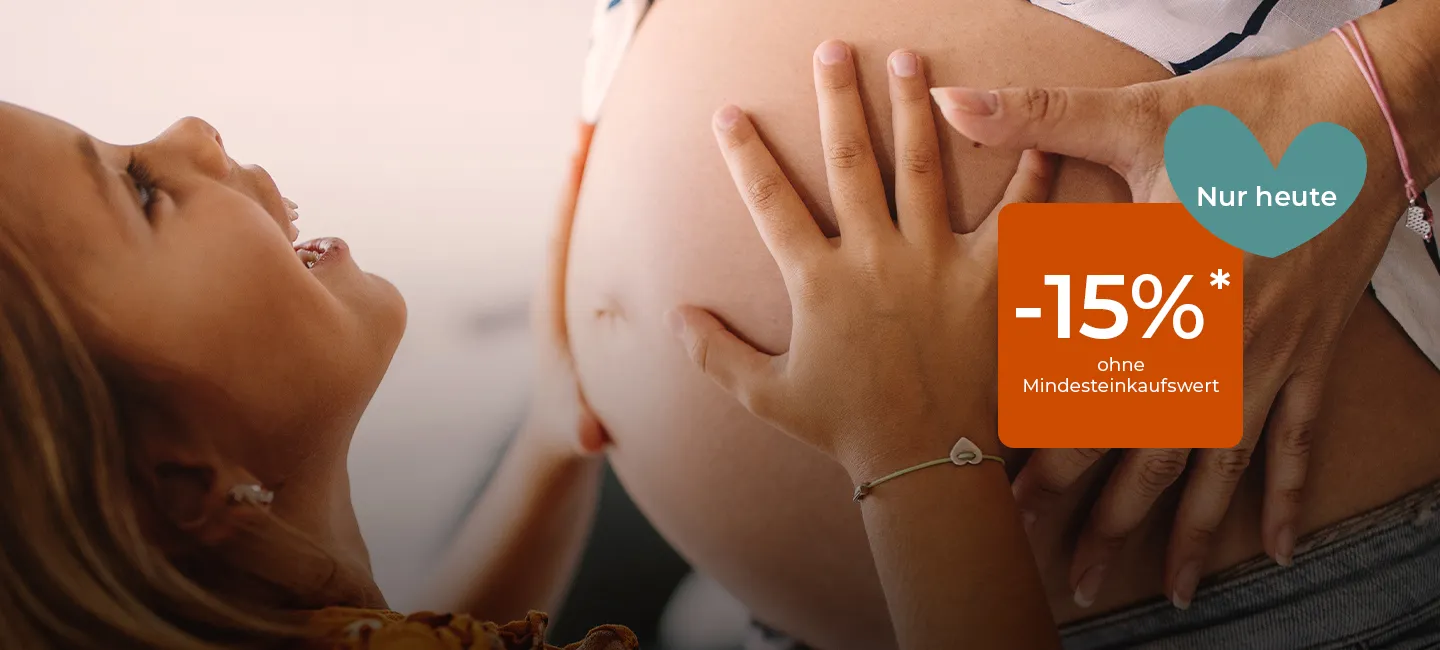 Ein Kind lächelt, während es einen Babybauch berührt; auf dem Bild wird ein Rabattangebot von 15 %* angezeigt.