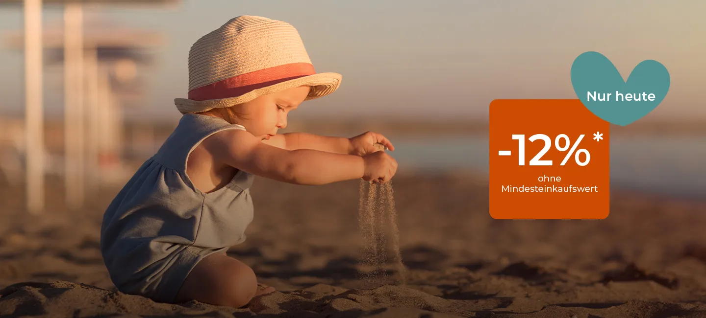 Ein Kleinkind mit Sonnenhut spielt am Strand im Sand. Es wird ein Rabattangebot von -12 % angezeigt, das nur heute gilt.