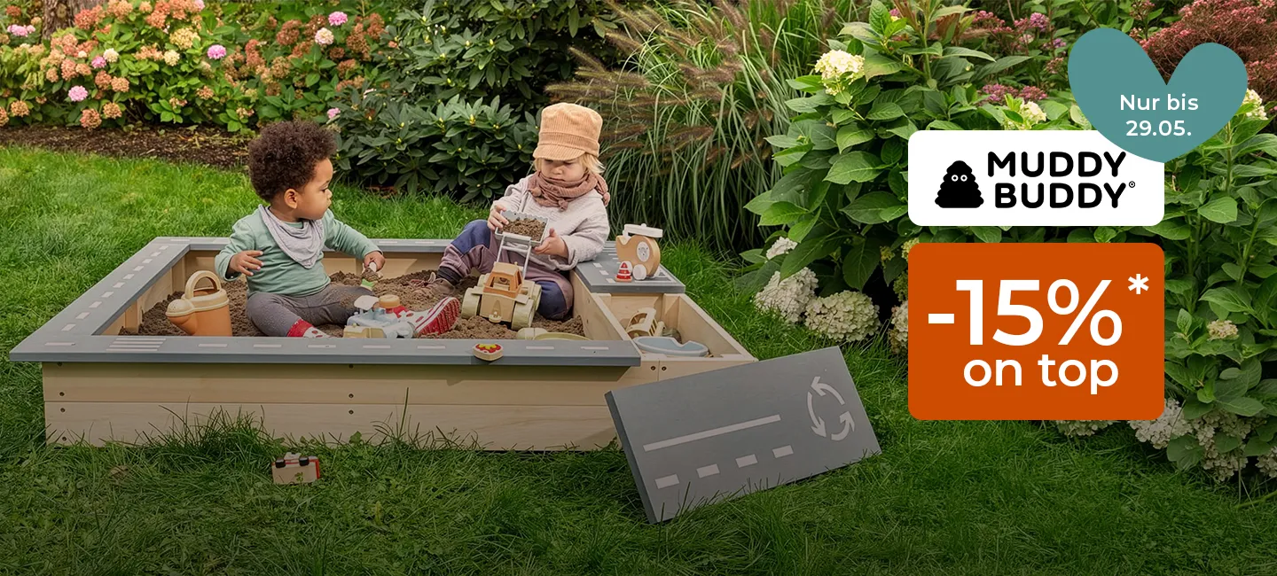 Zwei Kinder spielen in einem Garten mit Spielzeuglastwagen in einem Sandkasten. Das „Muddy Buddy“-Logo und der Rabatthinweis „-15%* zusätzlich“ sind ebenfalls zu sehen.