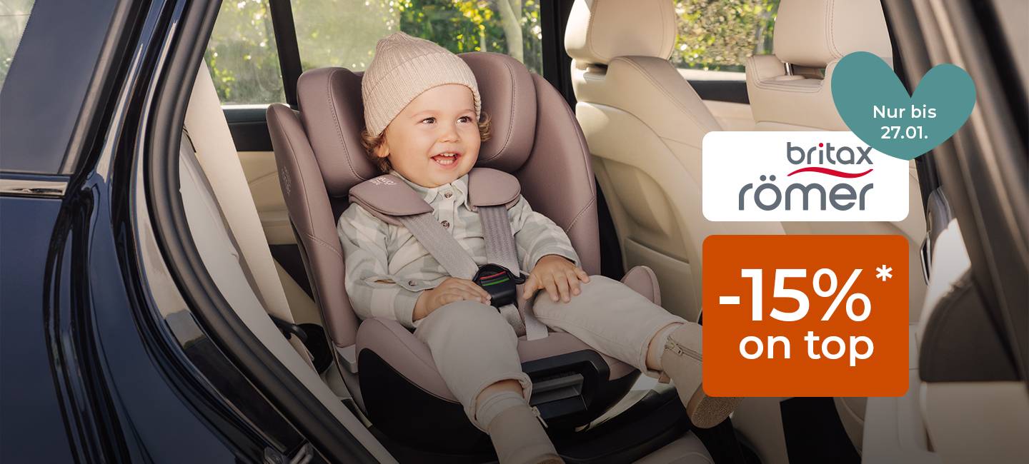 Ein lächelndes Kleinkind mit Mütze sitzt in einem Kindersitz. Neben dem Kind prangt ein Schild mit der Aufschrift „Britax Römer -15%* on top“.