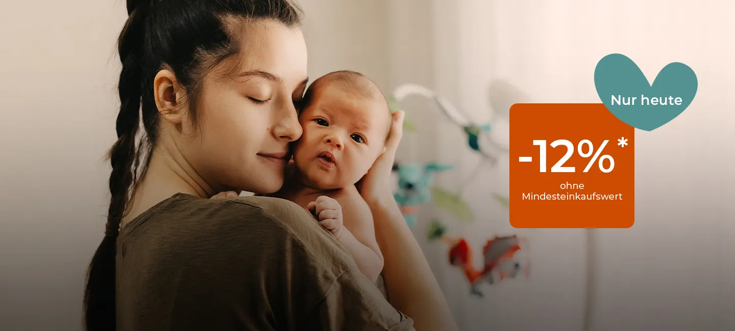Eine Mutter hält ihr Neugeborenes im Arm, die Augen geschlossen in einem zärtlichen Moment; eine Herzgrafik mit dem Text „12%* Rabatt – nur heute“.