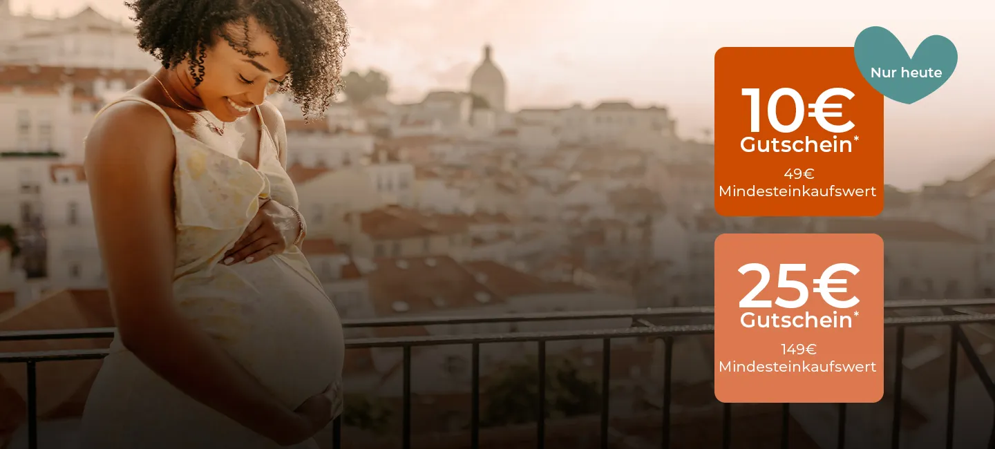 Eine schwangere Frau lächelt auf einem Balkon mit Blick auf die Stadt; der Text bietet Gutscheine im Wert von 10 € und 25 € bei einem Mindestumsatz an.