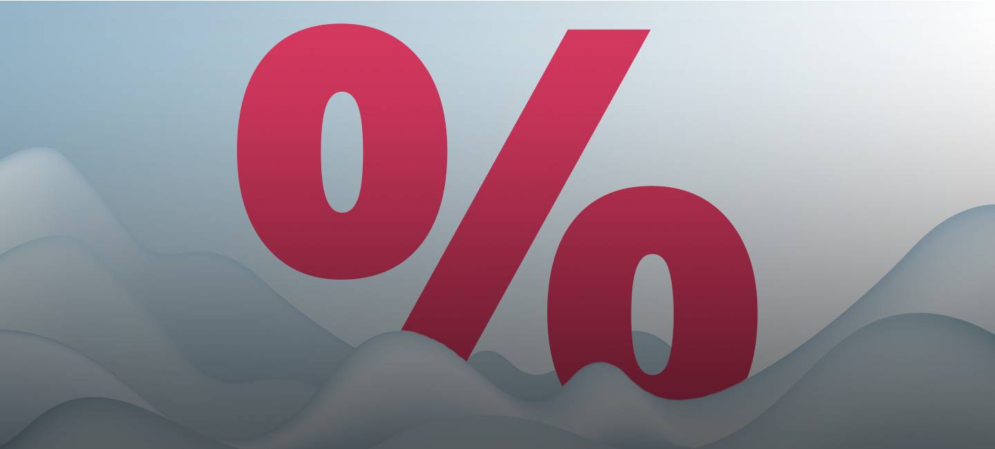 Ein kräftiges rotes Prozentzeichen taucht teilweise in sanft blaue, schneeweiße Wellen vor einem hellen Farbverlaufshintergrund ein.