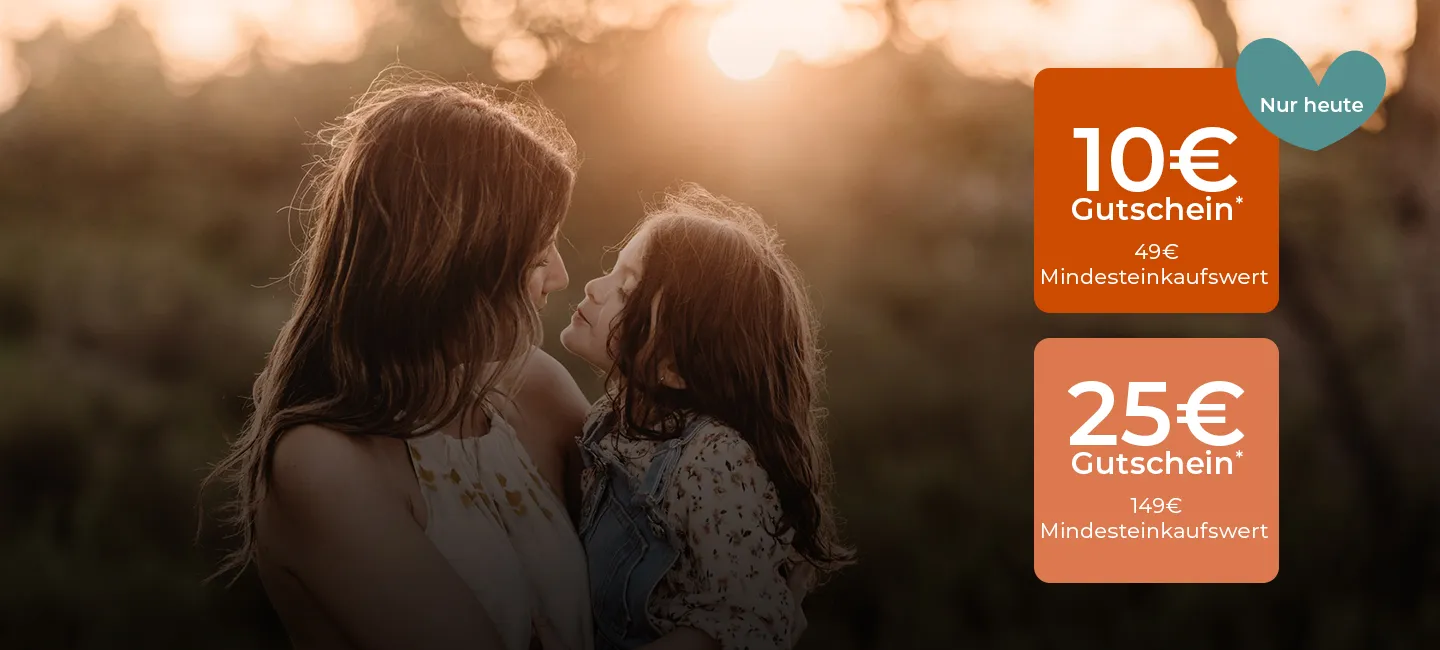 Eine Mutter und ihr Kind umarmen sich in einer warmen, sonnenuntergangsbeschienenen Umgebung. Rechts sind zwei Rabattgutscheine in Orange abgebildet.