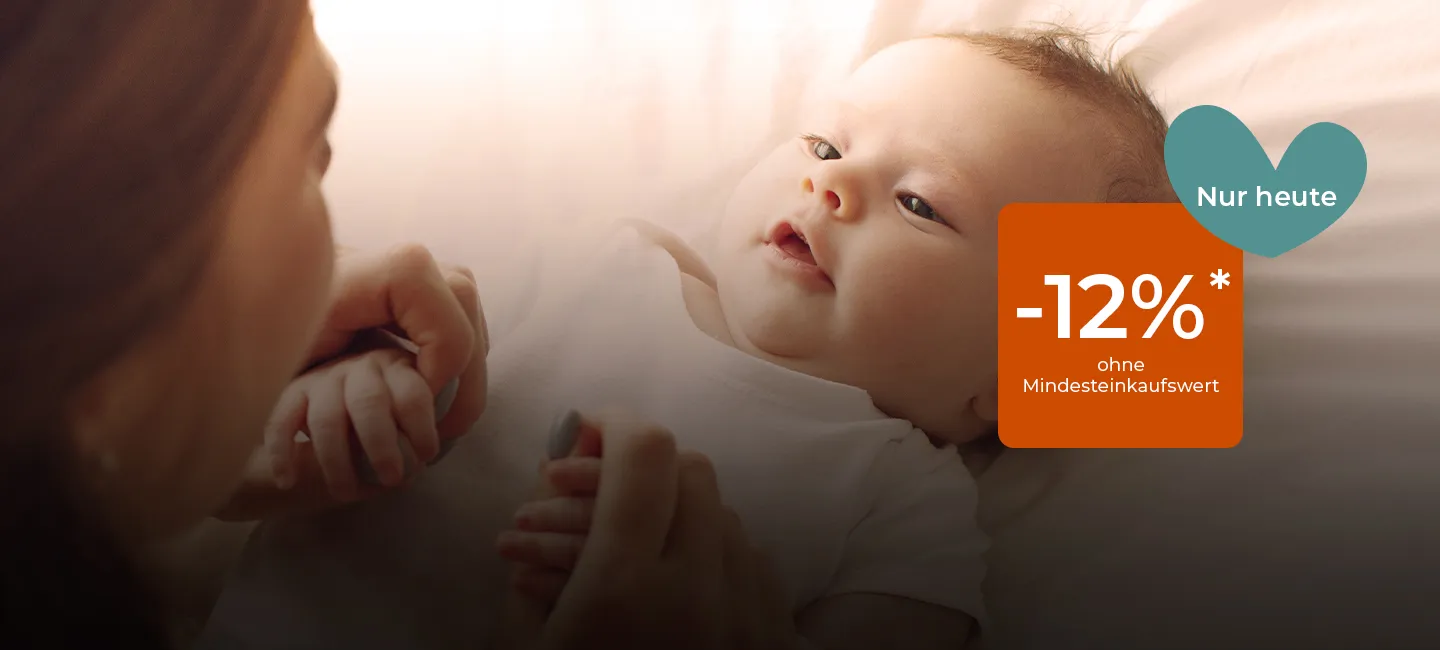 Mutter hält die Hände eines Babys, mit einem Rabattangebot-Overlay mit der Aufschrift „-12 % ohne Mindesteinkaufswert, Nur heute“ auf orangefarbenem Hintergrund.