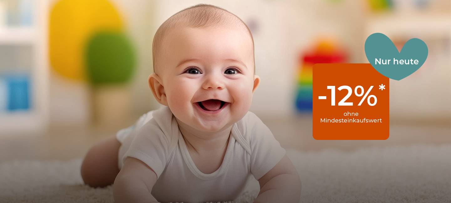 Lächelndes Baby auf einer weichen Oberfläche mit einem herzförmigen Banner, das auf Deutsch 12 % Rabatt anbietet, nur heute gültig.