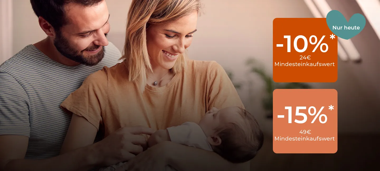 Eine lächelnde Frau hält ein Baby im Arm; zwei orangefarbene Schachteln bieten Rabatte: -10%* ab 24€ Mindesteinkaufswert und -15%* ab 49€ Mindesteinkaufswert, beschriftet mit "Nur heute".