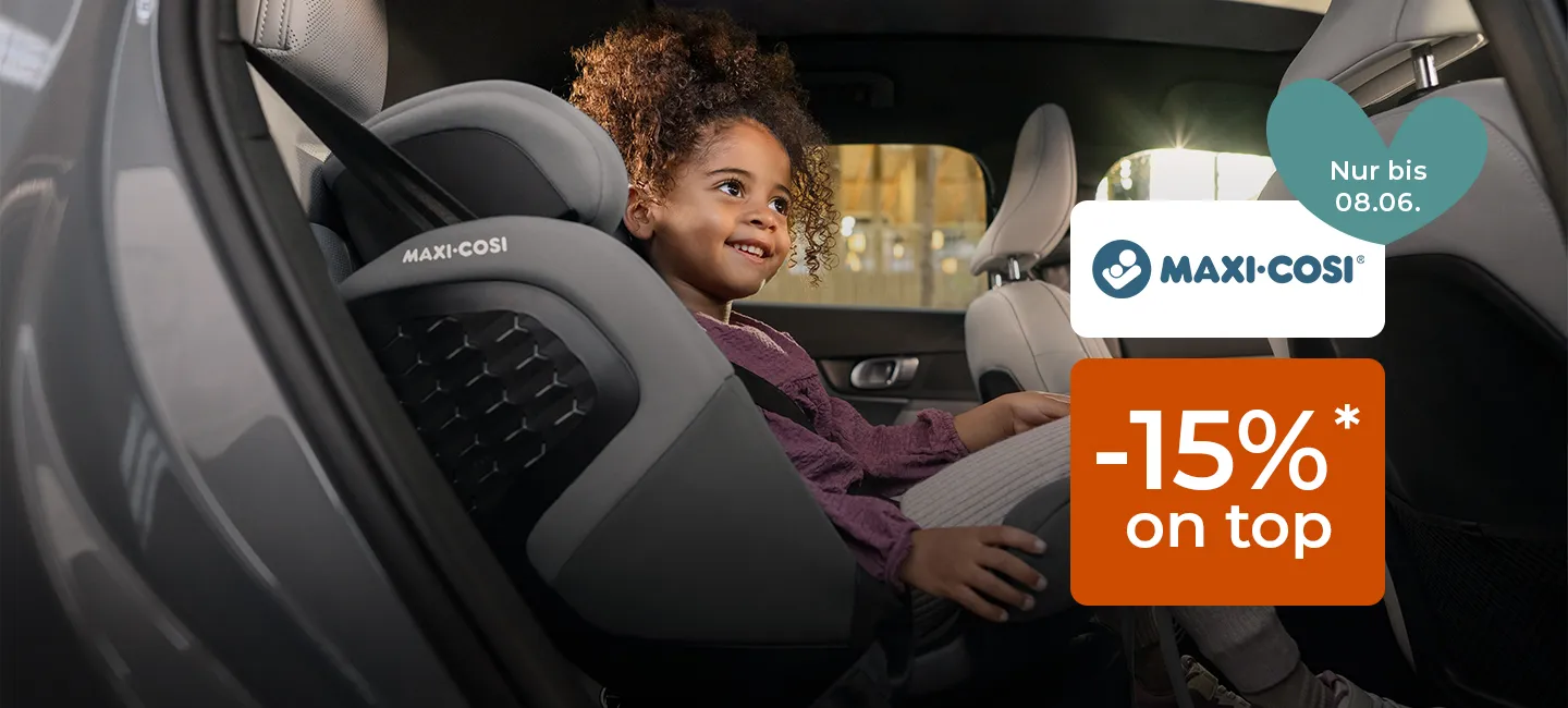 Kind in einem Maxi-Cosi-Autositz, lächelnd im Auto. Aktionstext: „MAXI-COSI -15%* on top, nur bis 08.06.“