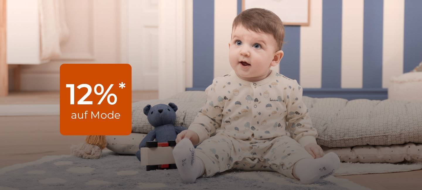Ein Baby im gemusterten Pyjama sitzt mit einem blauen Teddybären und einem Spielzeugauto auf einem weichen Teppich, neben einem Angebot mit 12 % Rabatt auf Kleidung.