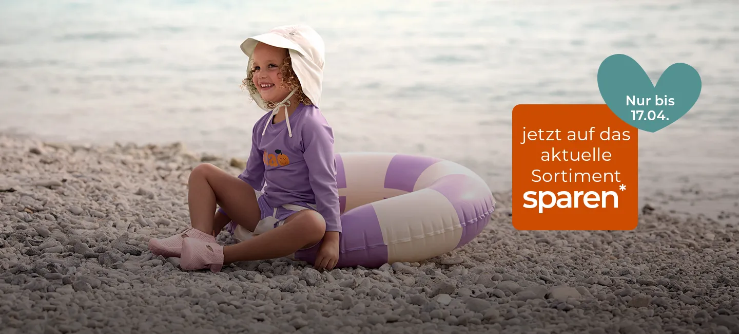 Ein Kind in Strandkleidung sitzt mit einem aufblasbaren Schwimmring auf Kieselsteinen am Meer, daneben ein Werbetext über Rabatte, die bis zum 17.04. gelten.