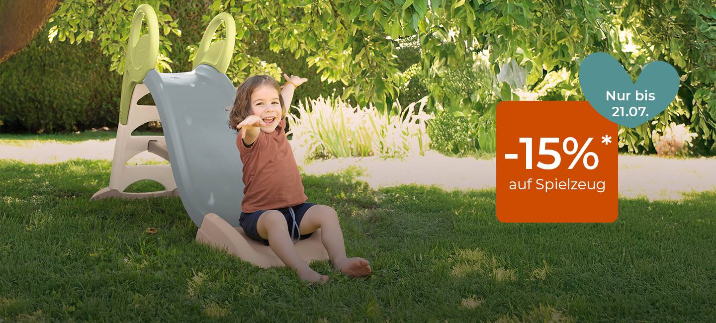 Kind rutscht in einem sonnigen Garten eine kleine Rutsche hinunter. Der Text auf dem Bild bietet bis zum 21. Juli 15 % Rabatt auf Spielzeug.