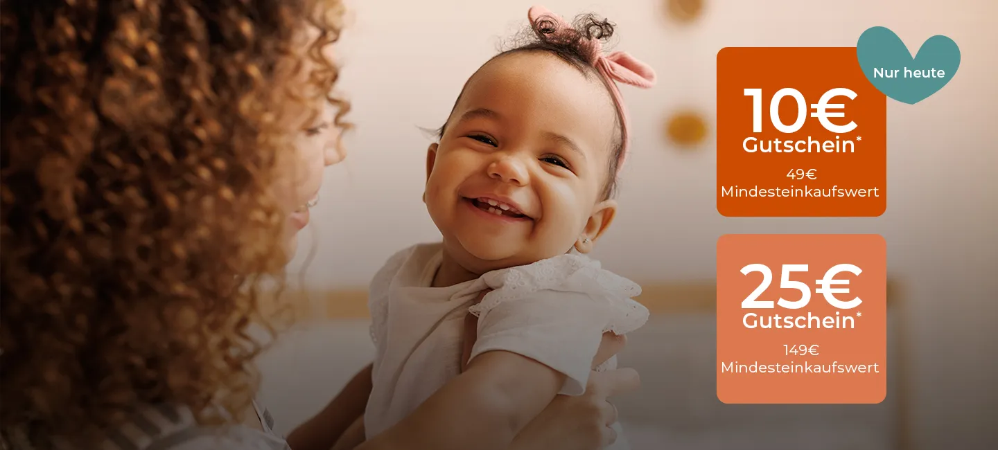 Ein lächelndes Baby mit rosa Haarband kuschelt mit einem Erwachsenen. Angebote: „10 € Gutschein“ ab einem Mindestbestellwert von 49 € und „25 € Gutschein“ ab einem Mindestbestellwert von 149 €.