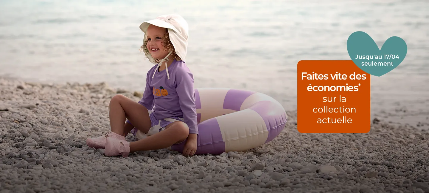 Un enfant en maillot de bain est assis sur des galets au bord de la mer avec une bouée gonflable, à côté d'un texte publicitaire annonçant des réductions valables jusqu'au 17 avril.