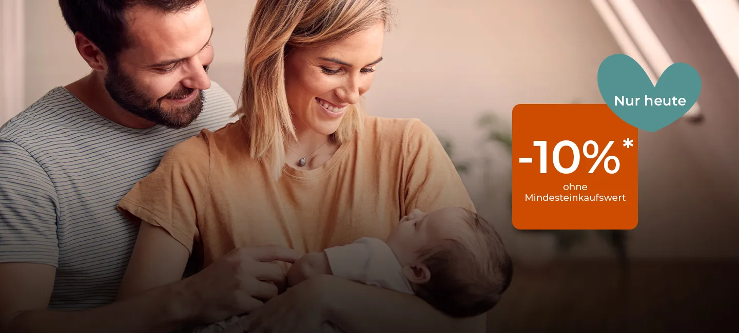 Ein lächelndes Paar hält ein Baby im Arm, rechts daneben ein Herzsymbol und das Angebot „-10% ohne Mindesteinkaufswert“