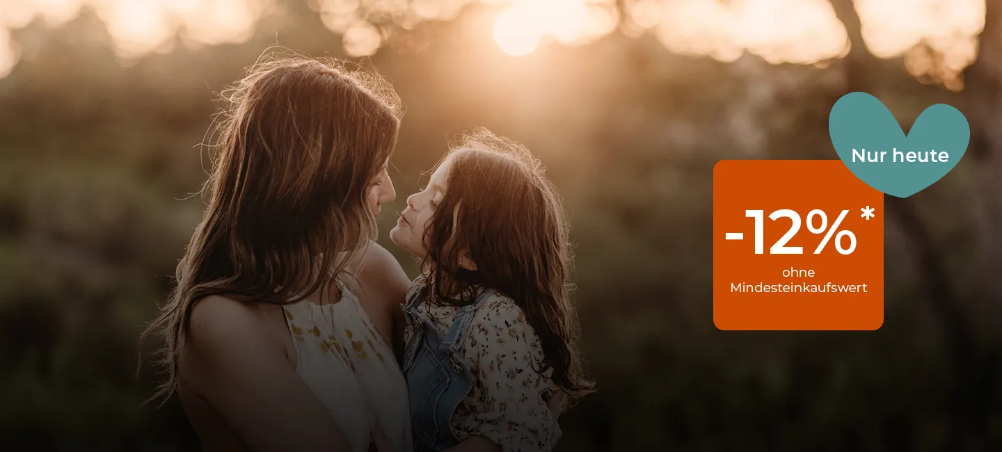 Frau und Kind genießen einen zärtlichen Moment im Sonnenuntergang; der eingeblendete Text bietet einen Rabatt von -12 %* „Nur heute“ ohne Mindestbestellwert.