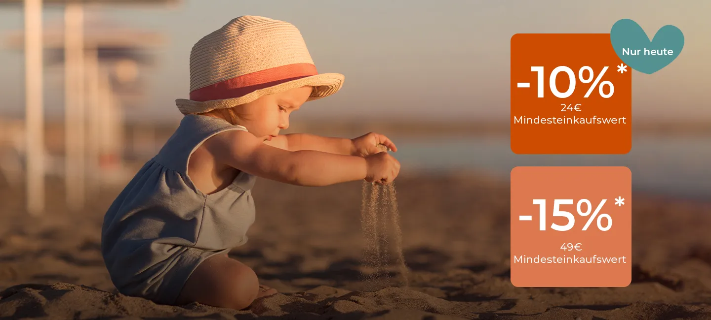 Ein Kleinkind mit Sonnenhut spielt am Strand im Sand. Der Werbetext rechts bietet Rabatte abhängig vom Einkaufswert.
