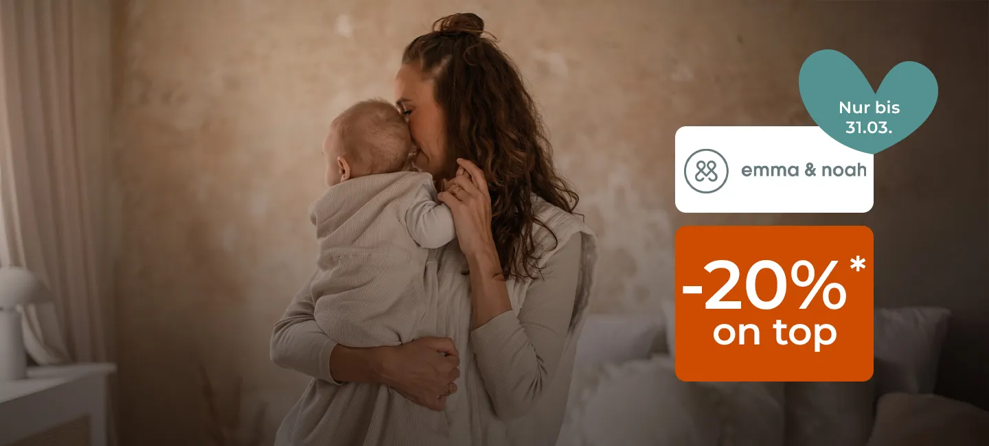 Eine Frau hält ein Baby in einem gemütlichen Zimmer. Ein eingeblendeter Text bietet 20 % Rabatt* bei Emma & Noah, gültig bis zum 31.03.