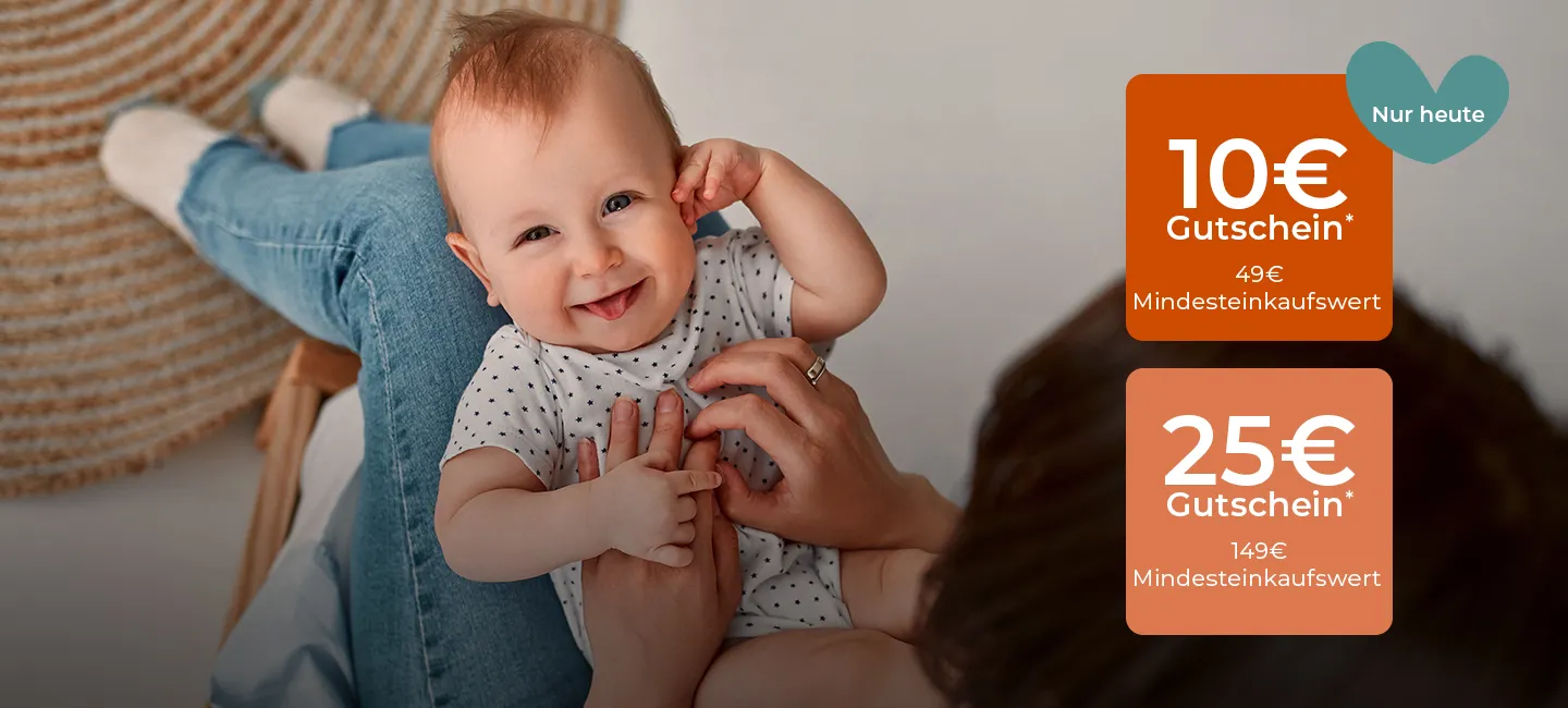 Ein lächelndes Baby wird von einem Erwachsenen gehalten; auf orangefarbenem Hintergrund sind Gutscheine im Wert von 10 € (49€ Mindesteinkaufswert) und 25 € (149€ Mindesteinkaufswert) abgebildet.