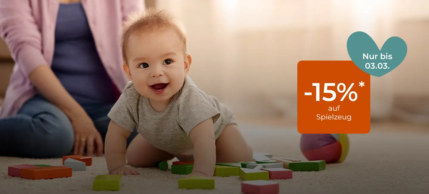 Ein fröhliches Baby spielt auf einem Teppich mit bunten Spielsachen. Ein Erwachsener sitzt daneben. Text bietet bis zum 3. März 15 % Rabatt auf Spielzeug.