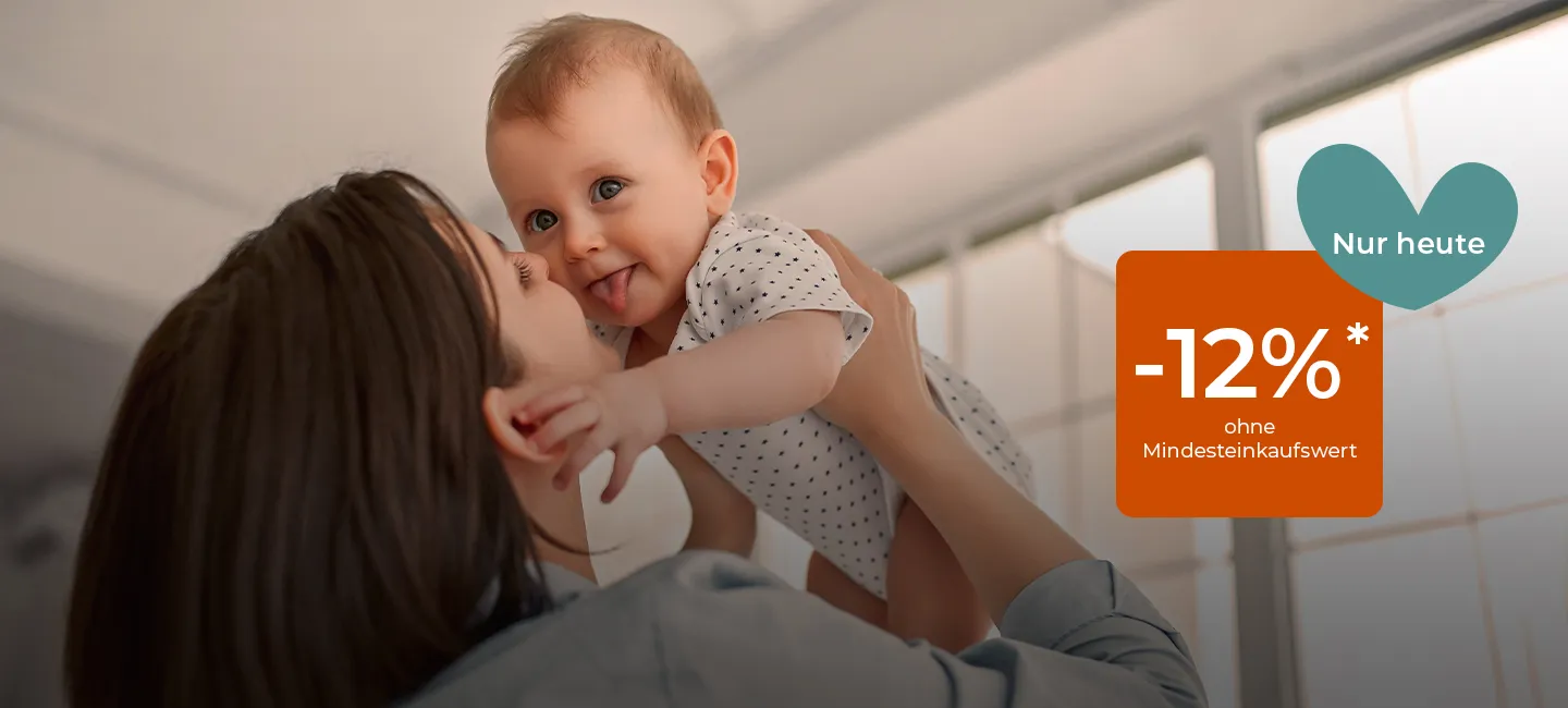 Frau hält lächelndes Baby; Texteinblendung: „Nur heute -12 %* ohne Mindesteinkaufswert“ mit Herzsymbol, das auf ein Sonderangebot hinweist.