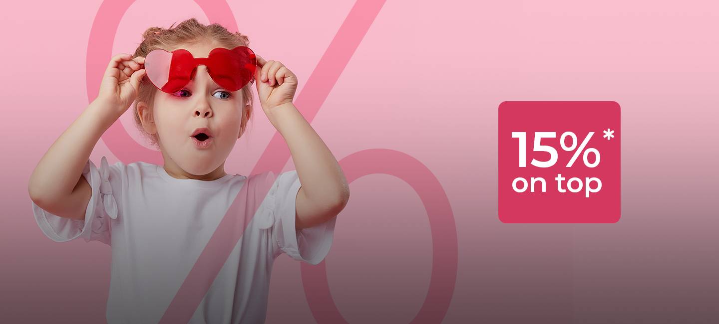 Junges Mädchen mit roter herzförmiger Sonnenbrille und überraschtem Gesichtsausdruck. Auf rosa Hintergrund wird in einem roten Quadrat „15 % zusätzlich“ angezeigt.