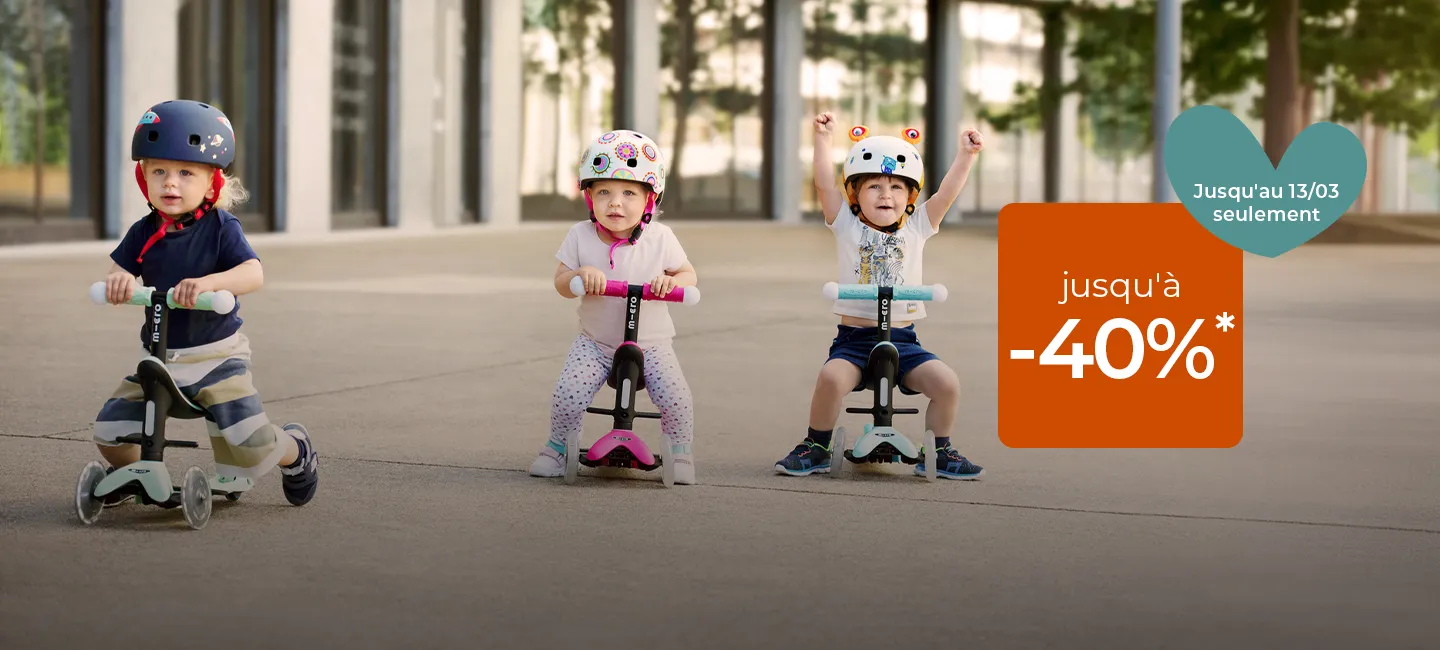 Une femme en robe blanche pousse un enfant sur une trottinette. Au premier plan, une affiche publicitaire indique « jusqu'à -40 % » et la date « valable jusqu'au 13 mars seulement ».