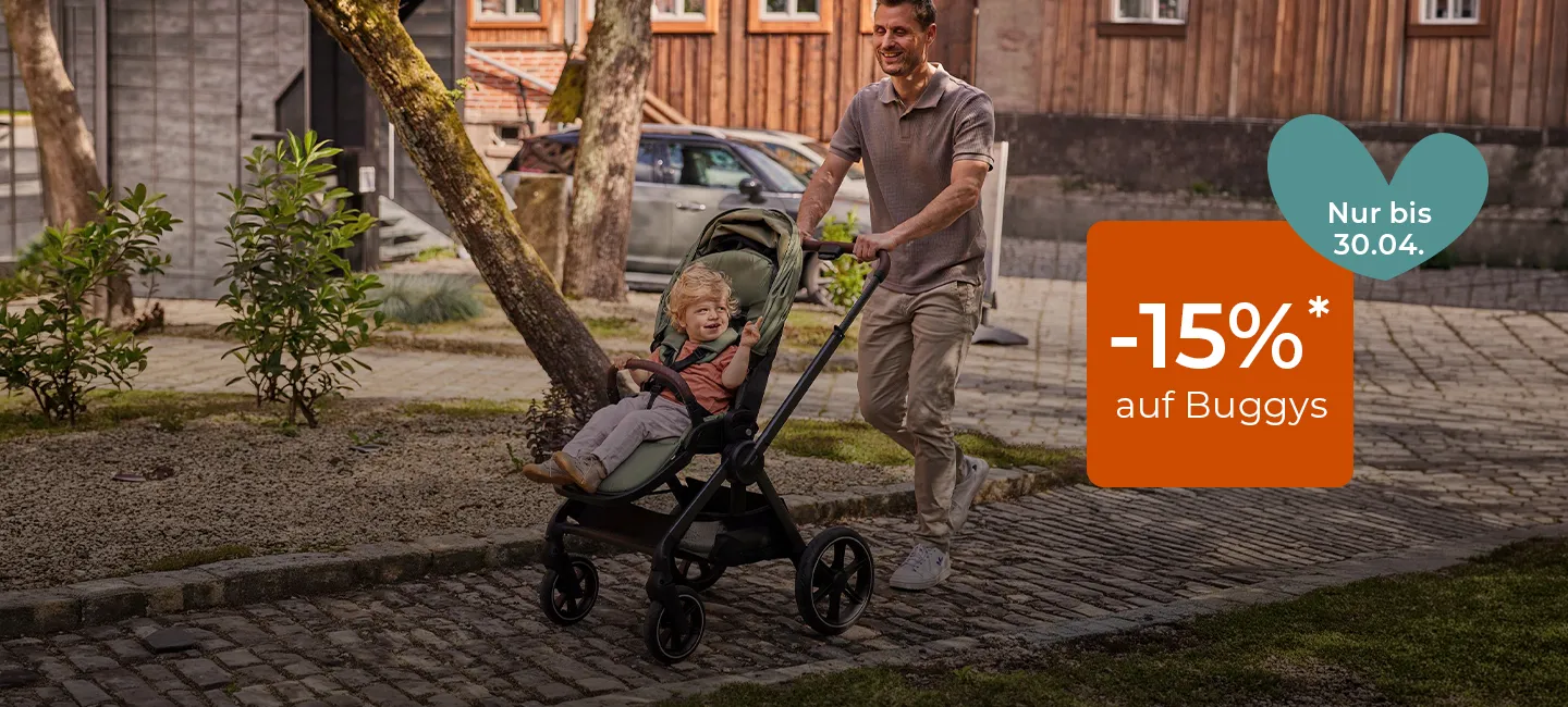 Ein Mann schiebt ein lächelndes Kind in einem Kinderwagen auf einem Kopfsteinpflasterweg. Es gibt ein Angebot mit 15%* Rabatt auf Buggys, gültig bis zum 30.04.
