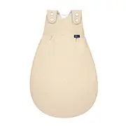 Beigefarbener Babyschlafsack mit Schulterträgern und Knopfverschlüssen, versehen mit einem kleinen dunkelblauen Etikett.