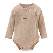 Beigefarbener Baby-Body mit langen Ärmeln und seitlicher Knopfleiste, versehen mit einem dezenten Streifenmuster.