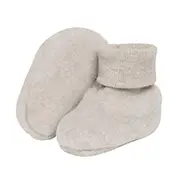 Ein Paar weiche Babyschuhe in neutralen Farben – einer steht aufrecht, der andere liegt auf der Seite – vor weißem Hintergrund.