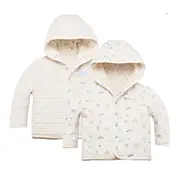 Zwei weiche Baby-Kapuzenpullover – einer mit blauen Sternen und Tieren, der andere mit beigen Streifen; beide mit langen Ärmeln und Knopfverschlüssen.