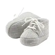 Graue Babyschuhe mit weißen Schnürsenkeln auf weißem Grund, mit weicher Textur und abgerundeter Zehenpartie.